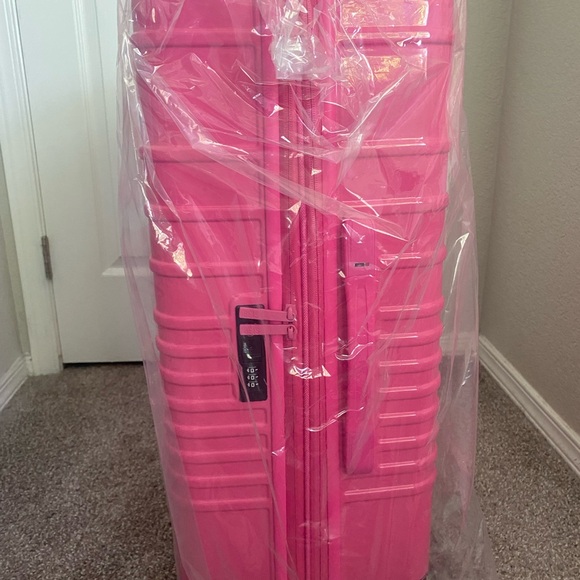 Beis Bundle The 29" and 26" Check-In Roller in Barbie Pink - Picture 8 of 14